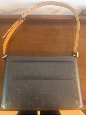 Louis Vuitton GREY VERNIS MAT ALSTON